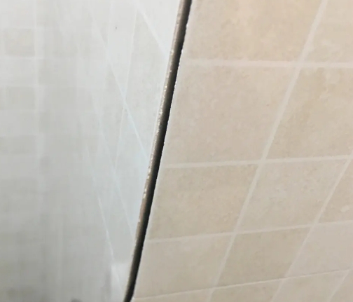 图木舒克瓷砖空鼓维修公司分享阳台瓷砖脱落的修复过程可以分为以下几个步骤